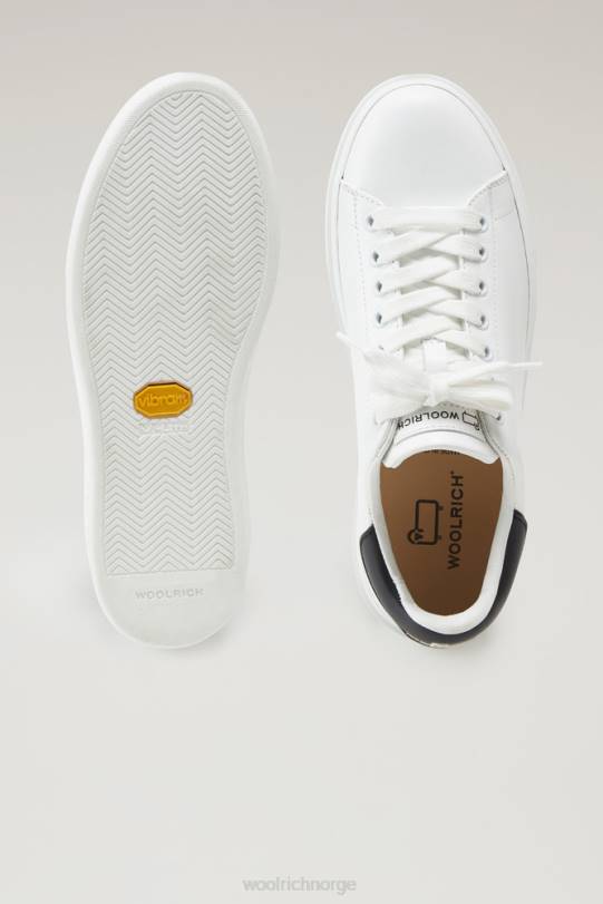 klassiske banesneakers i mykt kalveskinn med kontrastlapp bak hvit svart kvinner Woolrich fottøy 8PBN50