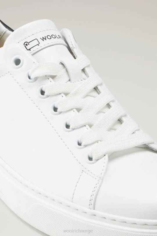 klassiske banesneakers i mykt kalveskinn med kontrastlapp bak hvit svart kvinner Woolrich fottøy 8PBN50