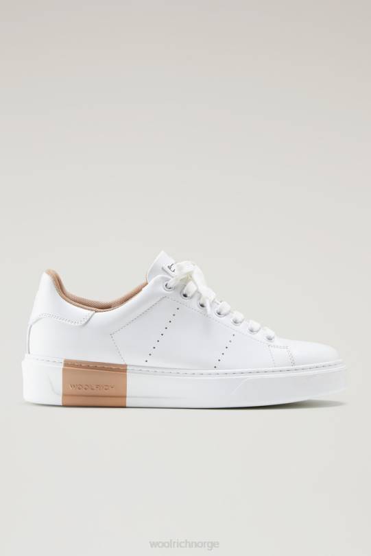 klassiske banesneakers i mykt skinn med kontrastfôr hvit beige kvinner Woolrich fottøy 8PBN200